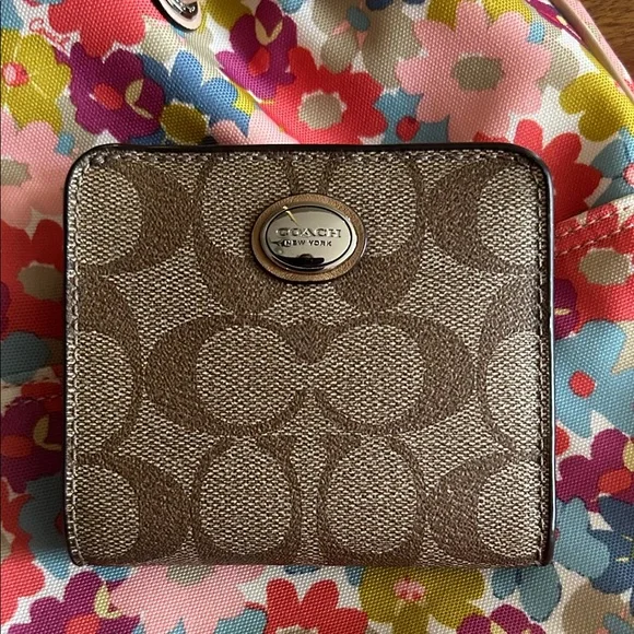 Coach 2014 Peyton Floral Drawstring Bucket Bag & Wallet in Discontinued Pattern - Picture 14 of 16